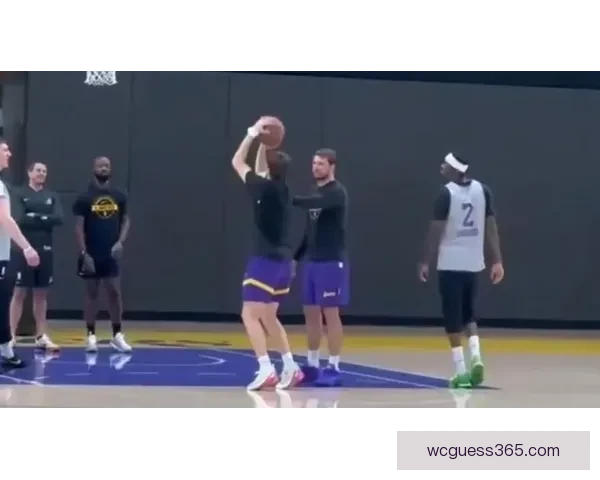 湖人全队互换球衣欢乐训练 东詹带头笑声不断 雷迪克透露卢卡对禁赛感到失望